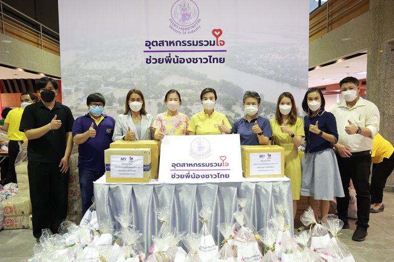 "ปลัดฯ ณัฐพล" รับมอบสิ่งของจาก ดีพร้อม สศอ. กพร. สอน. สอจ. และสถาบันเครือข่าย พร้อมแพ็คสิ่งของลงถุง จำนวน 	1,500 ใบ เพื่อนำไปช่วยเหลือผู้ประสบอุทกภัย 