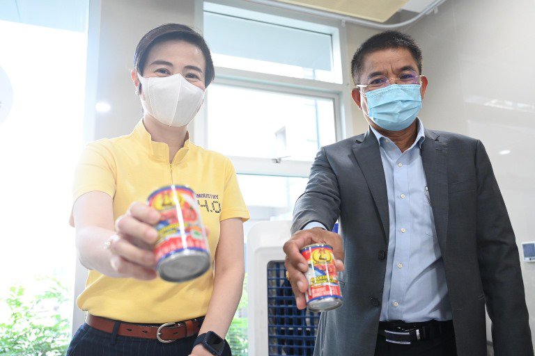"ปลัดฯ ณัฐพล" รับมอบสิ่งของจาก ดีพร้อม สศอ. กพร. สอน. สอจ. และสถาบันเครือข่าย พร้อมแพ็คสิ่งของลงถุง จำนวน 	1,500 ใบ เพื่อนำไปช่วยเหลือผู้ประสบอุทกภัย 