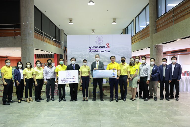 "ปลัดฯ ณัฐพล" รับมอบสิ่งของจาก ดีพร้อม สศอ. กพร. สอน. สอจ. และสถาบันเครือข่าย พร้อมแพ็คสิ่งของลงถุง จำนวน 	1,500 ใบ เพื่อนำไปช่วยเหลือผู้ประสบอุทกภัย 