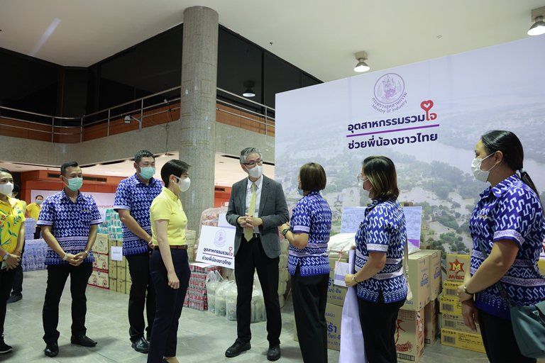 "ปลัดฯ ณัฐพล" รับมอบสิ่งของจาก ดีพร้อม สศอ. กพร. สอน. สอจ. และสถาบันเครือข่าย พร้อมแพ็คสิ่งของลงถุง จำนวน 	1,500 ใบ เพื่อนำไปช่วยเหลือผู้ประสบอุทกภัย 