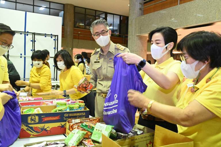 "ปลัดฯ ณัฐพล และทีมผู้บริหารดีพร้อม" รับมอบสิ่งของอุปโภค-บริโภค เพื่อนำไปช่วยเหลือผู้ประสบอุทกภัย