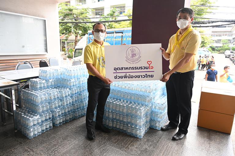 "ปลัดฯ ณัฐพล และทีมผู้บริหารดีพร้อม" รับมอบสิ่งของอุปโภค-บริโภค เพื่อนำไปช่วยเหลือผู้ประสบอุทกภัย