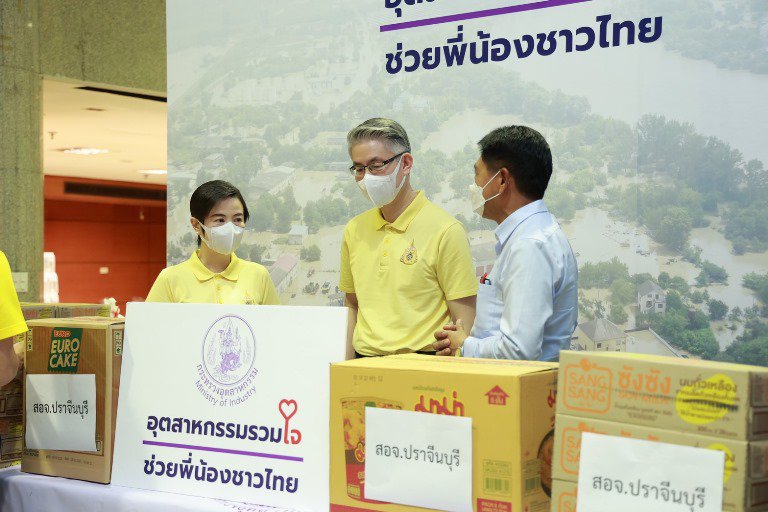 "ปลัดฯ ณัฐพล และทีมผู้บริหารดีพร้อม" รับมอบสิ่งของอุปโภค-บริโภค เพื่อนำไปช่วยเหลือผู้ประสบอุทกภัย