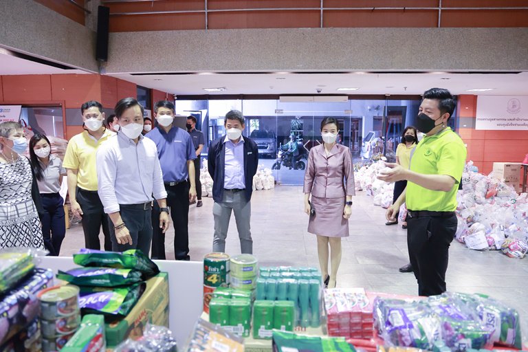"ดีพร้อม" รับมอบสิ่งของอุปโภค-บริโภค จากผู้ประกอบการเครือข่าย DIPROM SMEs NETWORK และผู้ประกอบการเครือข่าย DIPROM Center 6 เพื่อนำไปช่วยเหลือผู้ประสบอุทกภัย