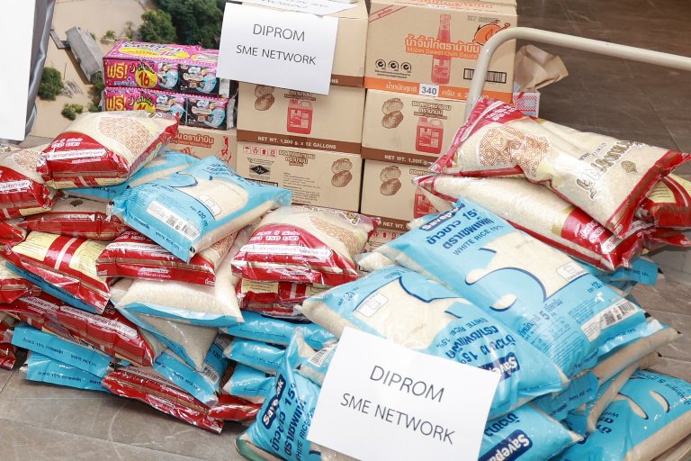 "ดีพร้อม" รับมอบสิ่งของอุปโภค-บริโภค จากผู้ประกอบการเครือข่าย DIPROM SMEs NETWORK และผู้ประกอบการเครือข่าย DIPROM Center 6 เพื่อนำไปช่วยเหลือผู้ประสบอุทกภัย
