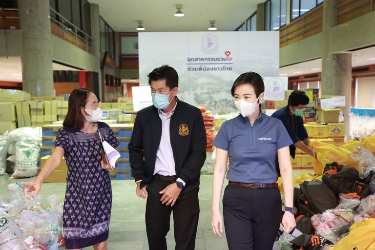 ดีพร้อม รวมใจแพ็คถุงยังชีพ เร่งเยียวยาผู้ประสบอุทกภัยน้ำท่วม 