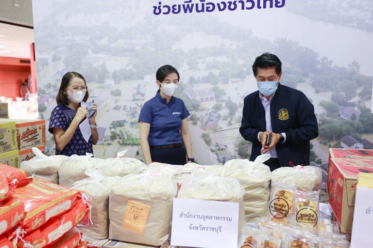 ดีพร้อม รวมใจแพ็คถุงยังชีพ เร่งเยียวยาผู้ประสบอุทกภัยน้ำท่วม 