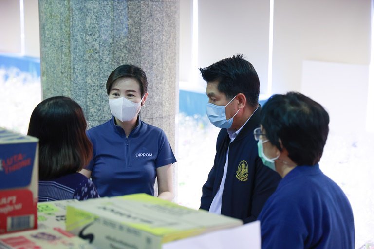 ดีพร้อม รวมใจแพ็คถุงยังชีพ เร่งเยียวยาผู้ประสบอุทกภัยน้ำท่วม 