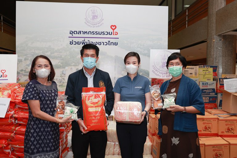ดีพร้อม รวมใจแพ็คถุงยังชีพ เร่งเยียวยาผู้ประสบอุทกภัยน้ำท่วม 