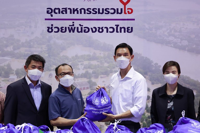 "ดีพร้อม" และ "กนอ." รับมอบสิ่งของอุปโภค-บริโภค จากผู้ประกอบการในนิคมอุตสาหกรรม และผู้ประกอบการในจังหวัดเพชรบุรี เพื่อนำไปช่วยเหลือผู้ประสบอุทกภัย