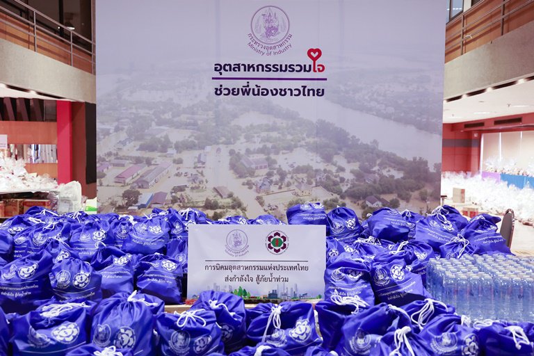 "ดีพร้อม" และ "กนอ." รับมอบสิ่งของอุปโภค-บริโภค จากผู้ประกอบการในนิคมอุตสาหกรรม และผู้ประกอบการในจังหวัดเพชรบุรี เพื่อนำไปช่วยเหลือผู้ประสบอุทกภัย