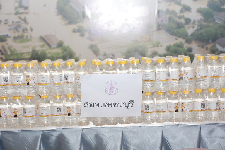 "ดีพร้อม" และ "กนอ." รับมอบสิ่งของอุปโภค-บริโภค จากผู้ประกอบการในนิคมอุตสาหกรรม และผู้ประกอบการในจังหวัดเพชรบุรี เพื่อนำไปช่วยเหลือผู้ประสบอุทกภัย