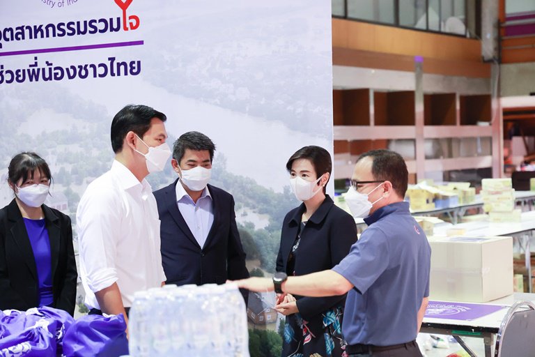 "ดีพร้อม" และ "กนอ." รับมอบสิ่งของอุปโภค-บริโภค จากผู้ประกอบการในนิคมอุตสาหกรรม และผู้ประกอบการในจังหวัดเพชรบุรี เพื่อนำไปช่วยเหลือผู้ประสบอุทกภัย