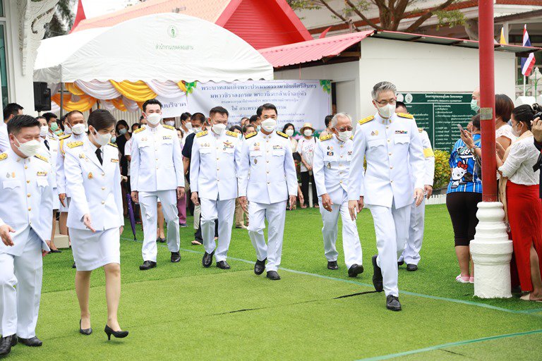 "ดีพร้อม" ร่วมคณะผู้บริหาร อก. อัญเชิญผ้าพระกฐินพระราชทาน ทอดถวาย ณ วัดทองนพคุณ เพื่อสืบทอดพระพุทธศาสนา 