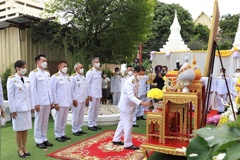 "ดีพร้อม" ร่วมคณะผู้บริหาร อก. อัญเชิญผ้าพระกฐินพระราชทาน ทอดถวาย ณ วัดทองนพคุณ เพื่อสืบทอดพระพุทธศาสนา 