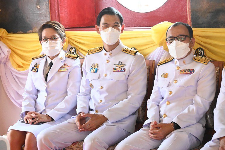 "ดีพร้อม" ร่วมคณะผู้บริหาร อก. อัญเชิญผ้าพระกฐินพระราชทาน ทอดถวาย ณ วัดทองนพคุณ เพื่อสืบทอดพระพุทธศาสนา 