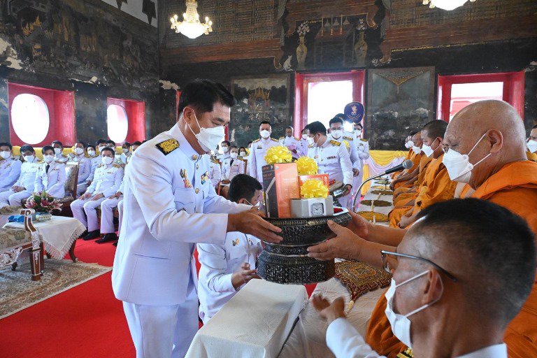"ดีพร้อม" ร่วมคณะผู้บริหาร อก. อัญเชิญผ้าพระกฐินพระราชทาน ทอดถวาย ณ วัดทองนพคุณ เพื่อสืบทอดพระพุทธศาสนา 