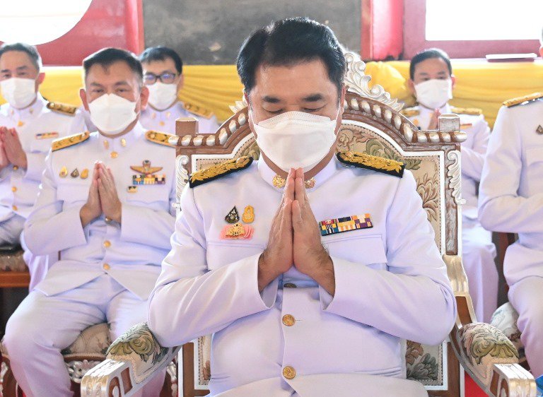 "ดีพร้อม" ร่วมคณะผู้บริหาร อก. อัญเชิญผ้าพระกฐินพระราชทาน ทอดถวาย ณ วัดทองนพคุณ เพื่อสืบทอดพระพุทธศาสนา 