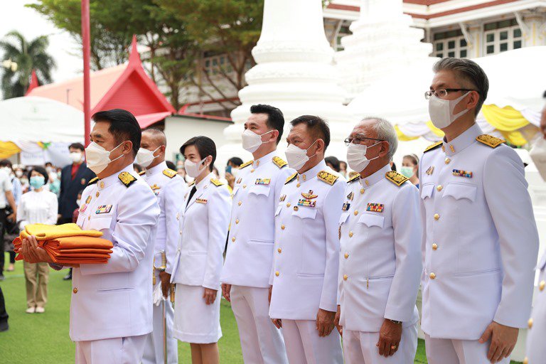 "ดีพร้อม" ร่วมคณะผู้บริหาร อก. อัญเชิญผ้าพระกฐินพระราชทาน ทอดถวาย ณ วัดทองนพคุณ เพื่อสืบทอดพระพุทธศาสนา 