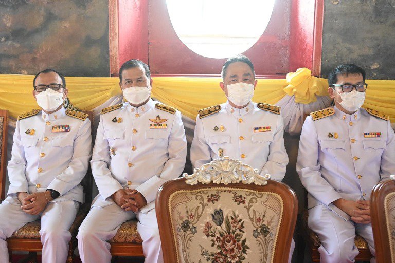 "ดีพร้อม" ร่วมคณะผู้บริหาร อก. อัญเชิญผ้าพระกฐินพระราชทาน ทอดถวาย ณ วัดทองนพคุณ เพื่อสืบทอดพระพุทธศาสนา 
