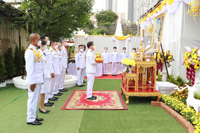 "ดีพร้อม" ร่วมคณะผู้บริหาร อก. อัญเชิญผ้าพระกฐินพระราชทาน ทอดถวาย ณ วัดทองนพคุณ เพื่อสืบทอดพระพุทธศาสนา 
