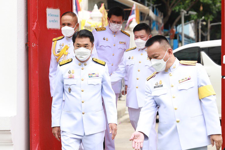 "ดีพร้อม" ร่วมคณะผู้บริหาร อก. อัญเชิญผ้าพระกฐินพระราชทาน ทอดถวาย ณ วัดทองนพคุณ เพื่อสืบทอดพระพุทธศาสนา 