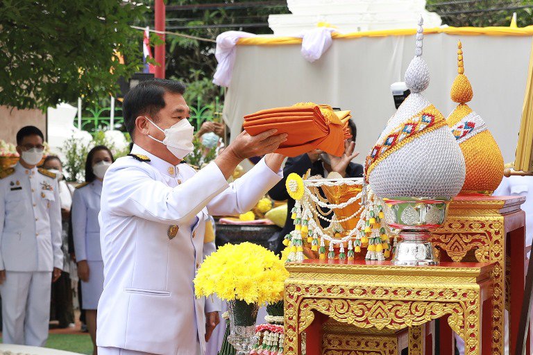 "ดีพร้อม" ร่วมคณะผู้บริหาร อก. อัญเชิญผ้าพระกฐินพระราชทาน ทอดถวาย ณ วัดทองนพคุณ เพื่อสืบทอดพระพุทธศาสนา 