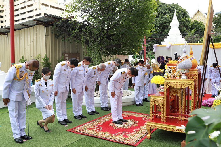 "ดีพร้อม" ร่วมคณะผู้บริหาร อก. อัญเชิญผ้าพระกฐินพระราชทาน ทอดถวาย ณ วัดทองนพคุณ เพื่อสืบทอดพระพุทธศาสนา 