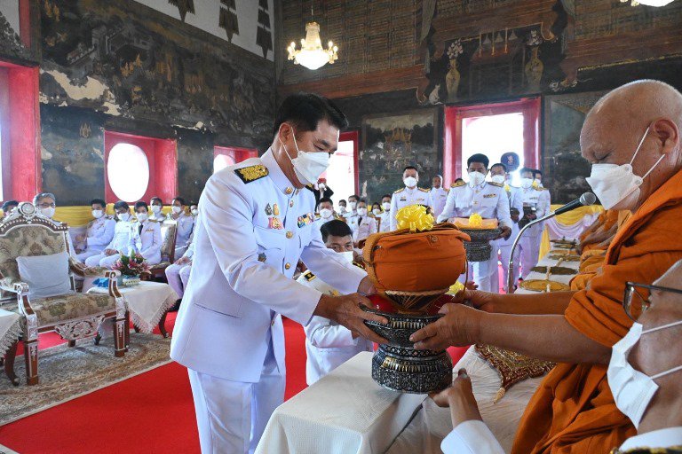 "ดีพร้อม" ร่วมคณะผู้บริหาร อก. อัญเชิญผ้าพระกฐินพระราชทาน ทอดถวาย ณ วัดทองนพคุณ เพื่อสืบทอดพระพุทธศาสนา 
