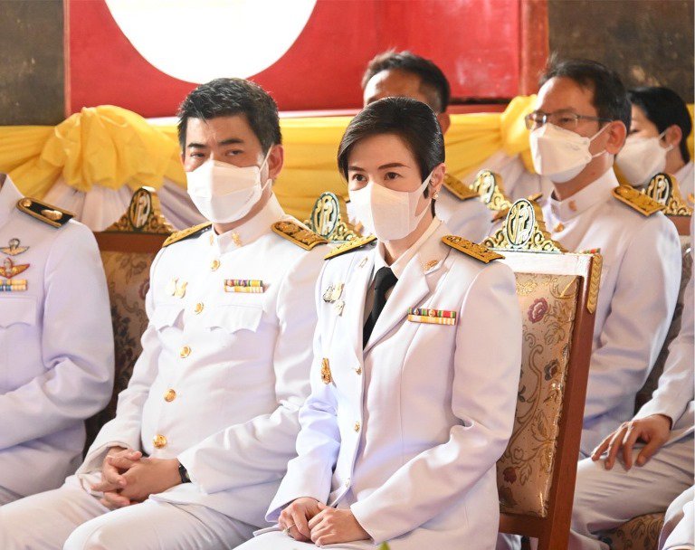 "ดีพร้อม" ร่วมคณะผู้บริหาร อก. อัญเชิญผ้าพระกฐินพระราชทาน ทอดถวาย ณ วัดทองนพคุณ เพื่อสืบทอดพระพุทธศาสนา 
