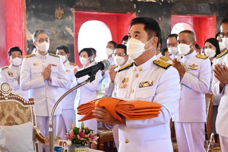 "ดีพร้อม" ร่วมคณะผู้บริหาร อก. อัญเชิญผ้าพระกฐินพระราชทาน ทอดถวาย ณ วัดทองนพคุณ เพื่อสืบทอดพระพุทธศาสนา 
