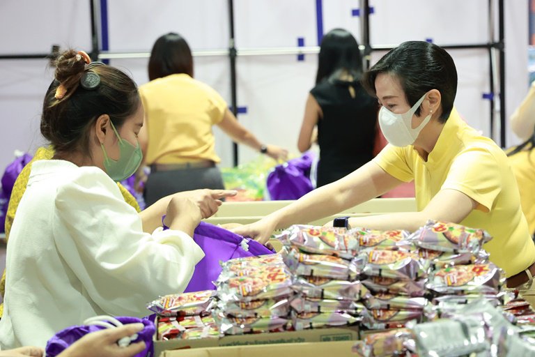 "ดีพร้อม" ร่วมแพ็คสิ่งของบรรจุลงถุงจำนวน 1,800 ใบ "อุตสาหกรรมรวมใจ ช่วยพี่น้องชาวไทย" เพื่อให้ อก. นำไปช่วยเหลือผู้ประสบอุทกภัย 