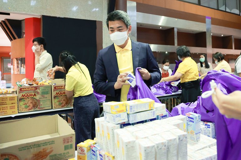 "ดีพร้อม" ร่วมแพ็คสิ่งของบรรจุลงถุงจำนวน 1,800 ใบ "อุตสาหกรรมรวมใจ ช่วยพี่น้องชาวไทย" เพื่อให้ อก. นำไปช่วยเหลือผู้ประสบอุทกภัย 
