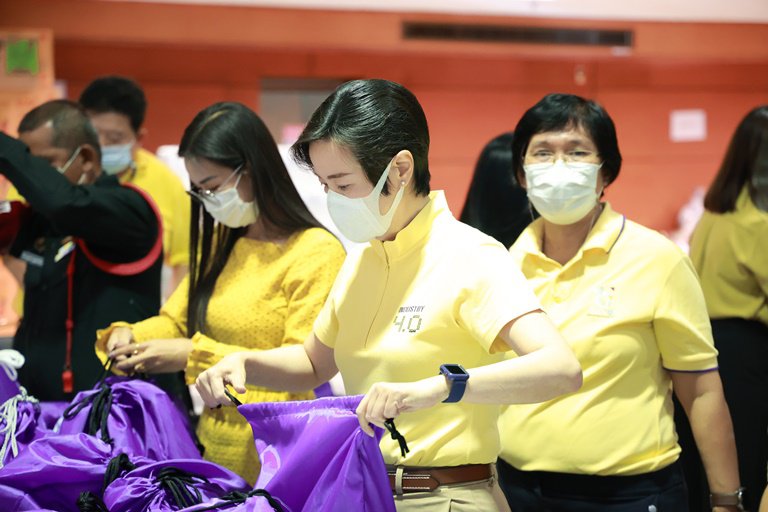 "ดีพร้อม" ร่วมแพ็คสิ่งของบรรจุลงถุงจำนวน 1,800 ใบ "อุตสาหกรรมรวมใจ ช่วยพี่น้องชาวไทย" เพื่อให้ อก. นำไปช่วยเหลือผู้ประสบอุทกภัย 