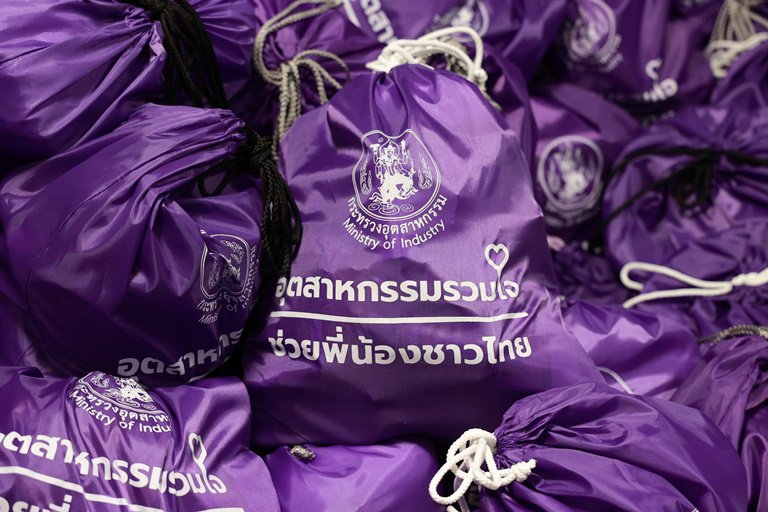 "ดีพร้อม" ร่วมแพ็คสิ่งของบรรจุลงถุงจำนวน 1,800 ใบ "อุตสาหกรรมรวมใจ ช่วยพี่น้องชาวไทย" เพื่อให้ อก. นำไปช่วยเหลือผู้ประสบอุทกภัย 
