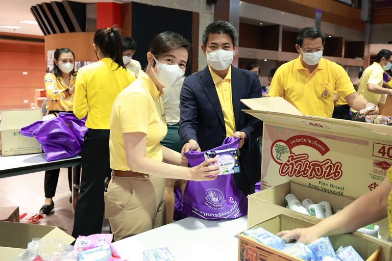 "ดีพร้อม" ร่วมแพ็คสิ่งของบรรจุลงถุงจำนวน 1,800 ใบ "อุตสาหกรรมรวมใจ ช่วยพี่น้องชาวไทย" เพื่อให้ อก. นำไปช่วยเหลือผู้ประสบอุทกภัย 