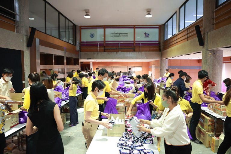 "ดีพร้อม" ร่วมแพ็คสิ่งของบรรจุลงถุงจำนวน 1,800 ใบ "อุตสาหกรรมรวมใจ ช่วยพี่น้องชาวไทย" เพื่อให้ อก. นำไปช่วยเหลือผู้ประสบอุทกภัย 