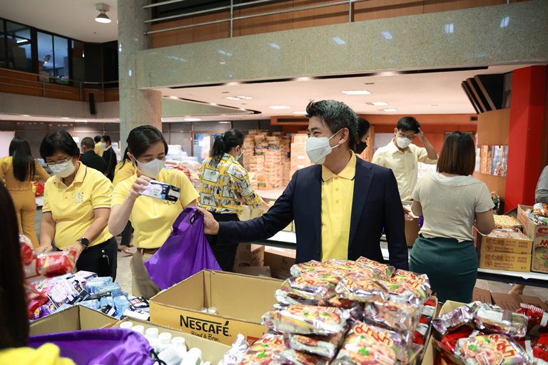 "ดีพร้อม" ร่วมแพ็คสิ่งของบรรจุลงถุงจำนวน 1,800 ใบ "อุตสาหกรรมรวมใจ ช่วยพี่น้องชาวไทย" เพื่อให้ อก. นำไปช่วยเหลือผู้ประสบอุทกภัย 