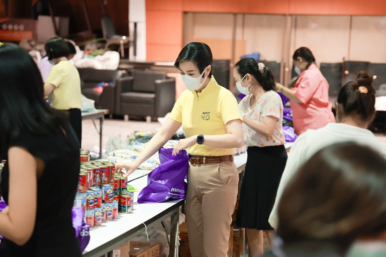 "ดีพร้อม" ร่วมแพ็คสิ่งของบรรจุลงถุงจำนวน 1,800 ใบ "อุตสาหกรรมรวมใจ ช่วยพี่น้องชาวไทย" เพื่อให้ อก. นำไปช่วยเหลือผู้ประสบอุทกภัย 