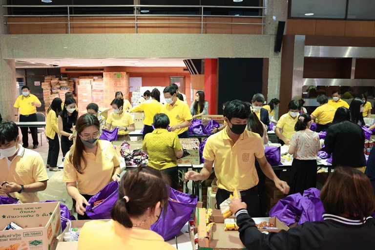 "ดีพร้อม" ร่วมแพ็คสิ่งของบรรจุลงถุงจำนวน 1,800 ใบ "อุตสาหกรรมรวมใจ ช่วยพี่น้องชาวไทย" เพื่อให้ อก. นำไปช่วยเหลือผู้ประสบอุทกภัย 