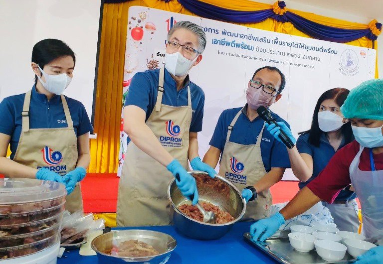 ปลัด ณัฐพลฯ นำทีมดีพร้อม ลงพื้นที่ จ.พิษณุโลก ตรวจเยี่ยมการดำเนินกิจกรรมพัฒนาผลิตภัณฑ์และบรรจุภัณฑ์ (สาขาอาหาร) ภายใต้โครงการพัฒนาอาชีพเสริม เพิ่มรายได้ให้ชุมชนดีพร้อม (อาชีพดีพร้อม) ตั้งเป้าเพิ่มมูลค่าผลิตภัณฑ์และช่วยชาวบ้านมีอาชีพเสริม
