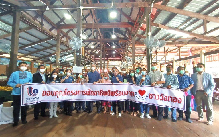 ปลัด ณัฐพลฯ นำทีมลงพื้นที่ จ.พิษณุโลก ตรวจเยี่ยมกิจกรรมฝึกอบรมผลิตภัณฑ์และบรรจุภัณฑ์ (สาขาสมุนไพร) ภายใต้โครงการ “พัฒนาอาชีพเสริม เพิ่มรายได้ให้ชุมชนดีพร้อม” มั่นใจสร้างอาชีพให้ประชาชนมีรายได้ทั่วหน้า