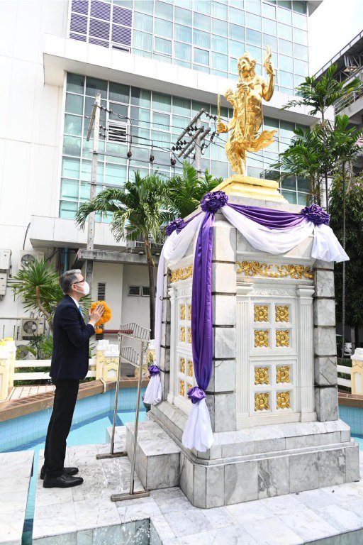 ฤกษ์งามยามดี!! ปลัดฯ ณัฐพล ก้าวเท้าเข้าห้องทำงาน พร้อมสักการะองค์พระนารายณ์พระภูมิ และสิ่งศักดิ์สิทธิ์ประจำกระทรวงอุตสาหกรรม