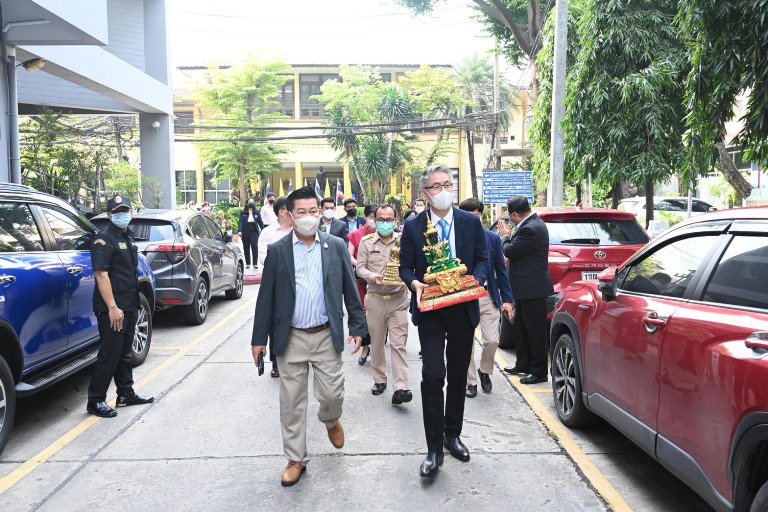 ฤกษ์งามยามดี!! ปลัดฯ ณัฐพล ก้าวเท้าเข้าห้องทำงาน พร้อมสักการะองค์พระนารายณ์พระภูมิ และสิ่งศักดิ์สิทธิ์ประจำกระทรวงอุตสาหกรรม