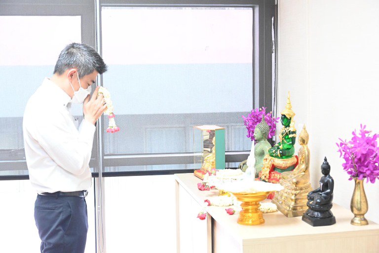 ฤกษ์งามยามดี!! ปลัดฯ ณัฐพล ก้าวเท้าเข้าห้องทำงาน พร้อมสักการะองค์พระนารายณ์พระภูมิ และสิ่งศักดิ์สิทธิ์ประจำกระทรวงอุตสาหกรรม