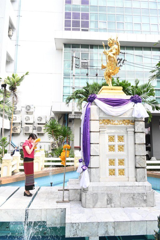 ฤกษ์งามยามดี!! ปลัดฯ ณัฐพล ก้าวเท้าเข้าห้องทำงาน พร้อมสักการะองค์พระนารายณ์พระภูมิ และสิ่งศักดิ์สิทธิ์ประจำกระทรวงอุตสาหกรรม