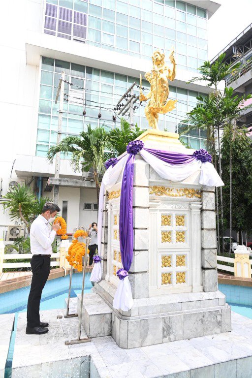 ฤกษ์งามยามดี!! ปลัดฯ ณัฐพล ก้าวเท้าเข้าห้องทำงาน พร้อมสักการะองค์พระนารายณ์พระภูมิ และสิ่งศักดิ์สิทธิ์ประจำกระทรวงอุตสาหกรรม