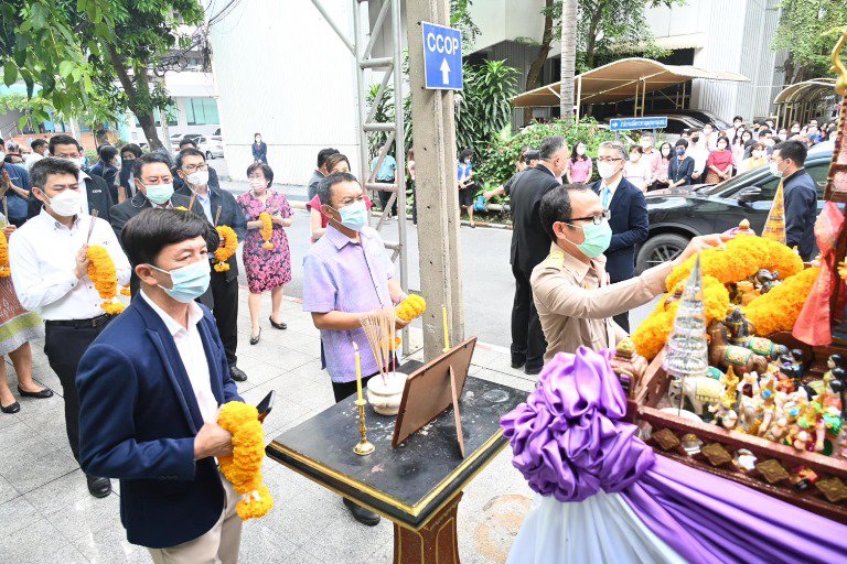 ฤกษ์งามยามดี!! ปลัดฯ ณัฐพล ก้าวเท้าเข้าห้องทำงาน พร้อมสักการะองค์พระนารายณ์พระภูมิ และสิ่งศักดิ์สิทธิ์ประจำกระทรวงอุตสาหกรรม