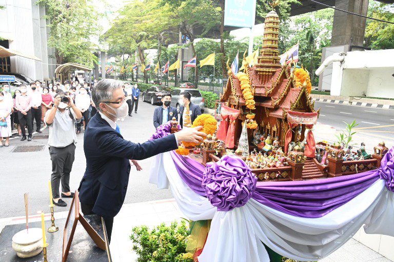 ฤกษ์งามยามดี!! ปลัดฯ ณัฐพล ก้าวเท้าเข้าห้องทำงาน พร้อมสักการะองค์พระนารายณ์พระภูมิ และสิ่งศักดิ์สิทธิ์ประจำกระทรวงอุตสาหกรรม