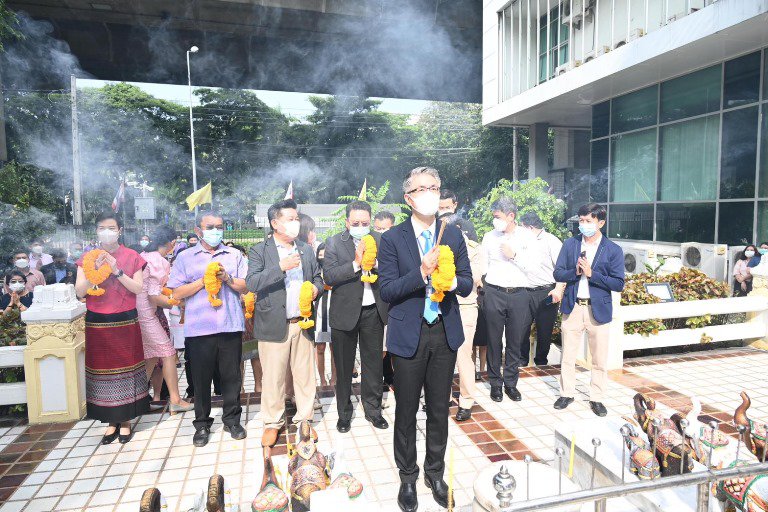 ฤกษ์งามยามดี!! ปลัดฯ ณัฐพล ก้าวเท้าเข้าห้องทำงาน พร้อมสักการะองค์พระนารายณ์พระภูมิ และสิ่งศักดิ์สิทธิ์ประจำกระทรวงอุตสาหกรรม